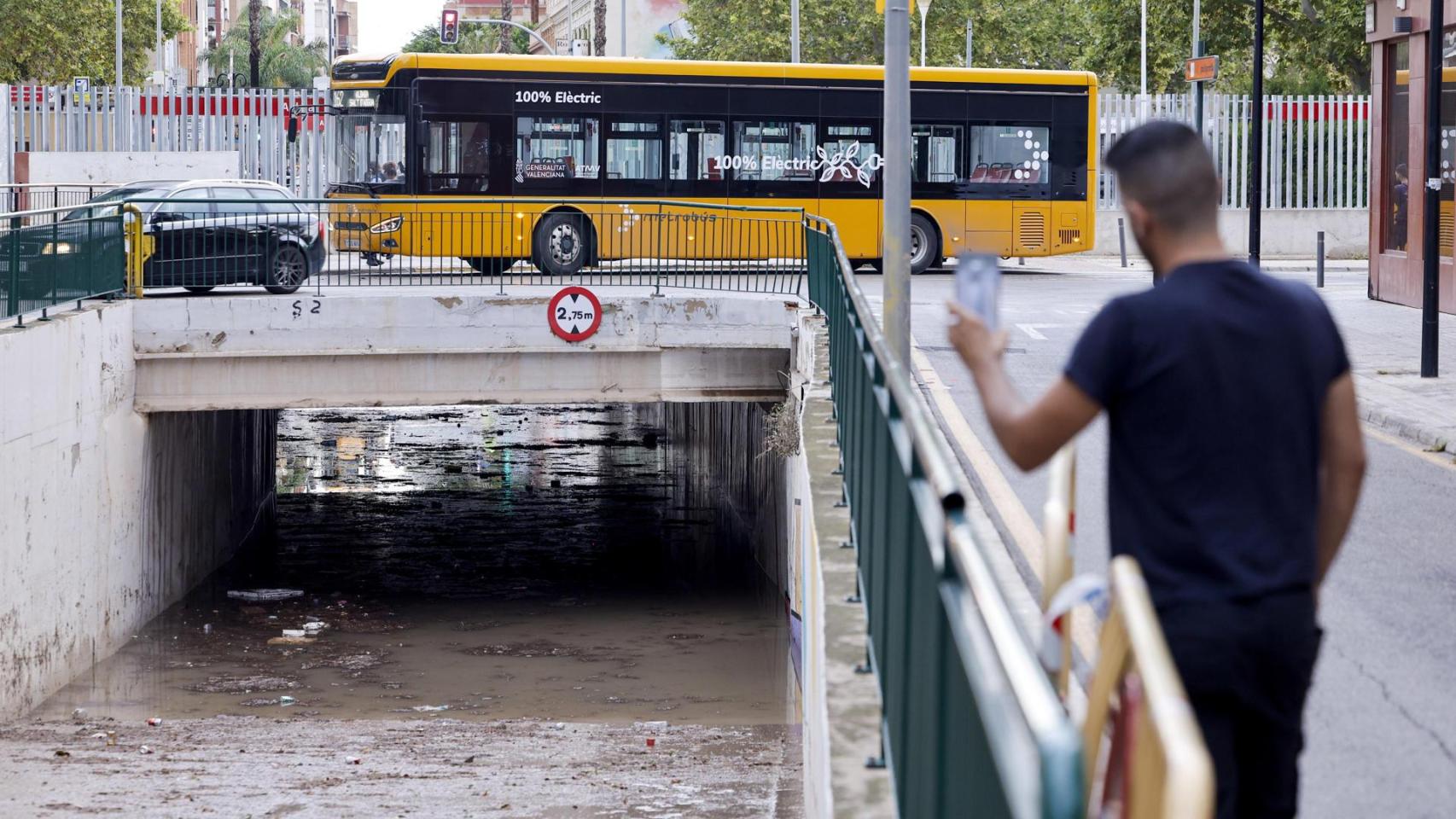 Vista de un paso inferior anegado en el barranco de la Saleta en Aldaia, Valencia. EFE/Biel Aliño