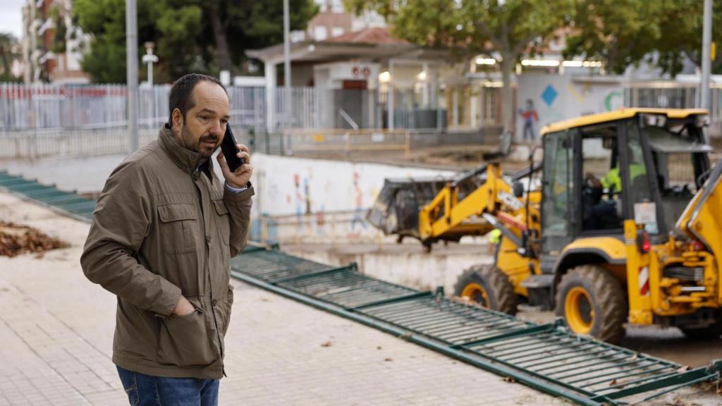 El alcalde de Aldaia, Guillermo Luján, supervisa las actuaciones de limpieza de La Saleta tras las lluvias. EFE/ Biel Aliño