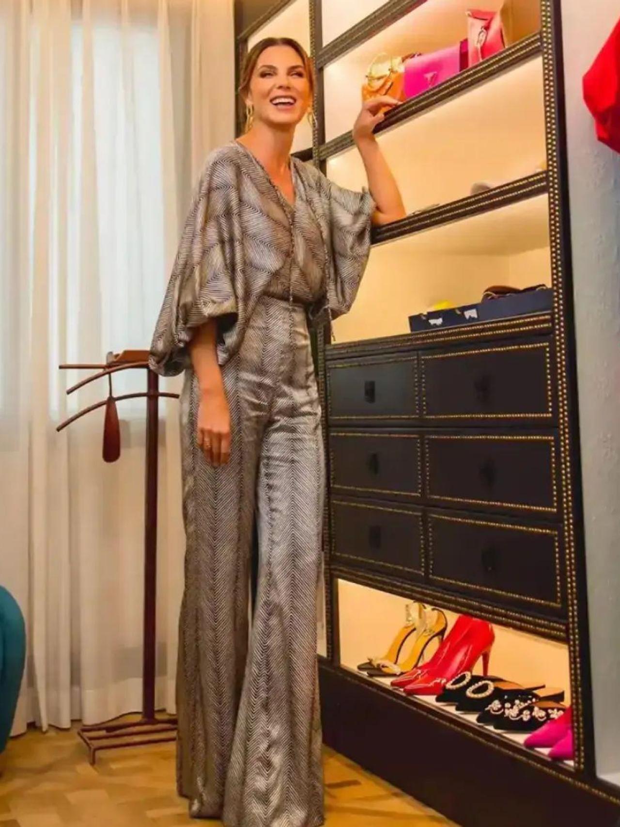 Mar Flores en su vestidor.