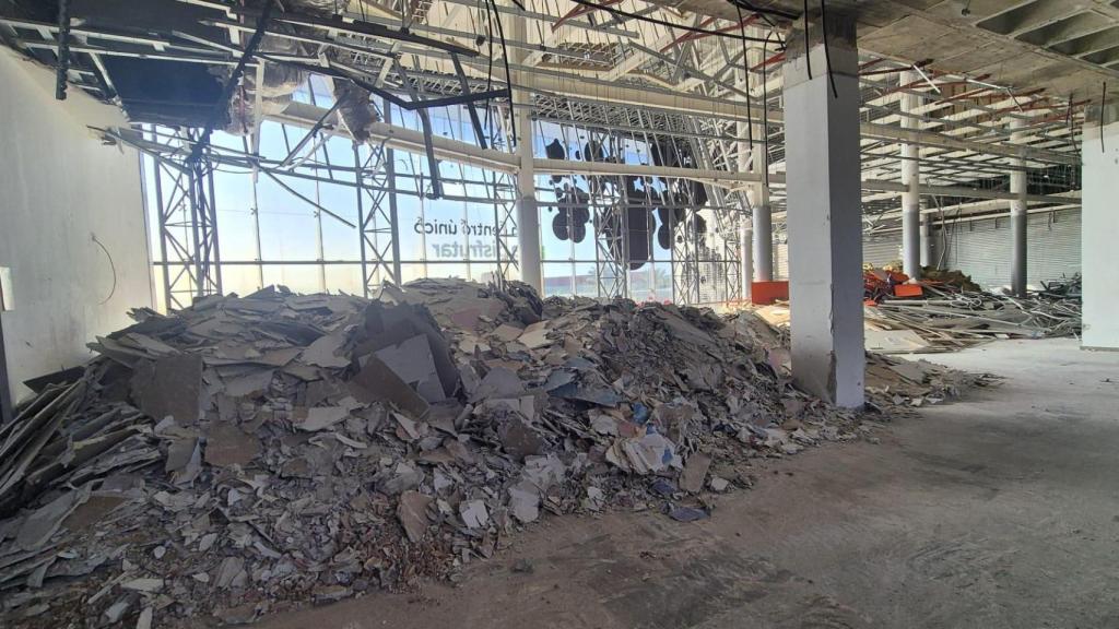 Imagen de los trabajos de demolición de los antiguos cines y bolera del Málaga Nostrum.