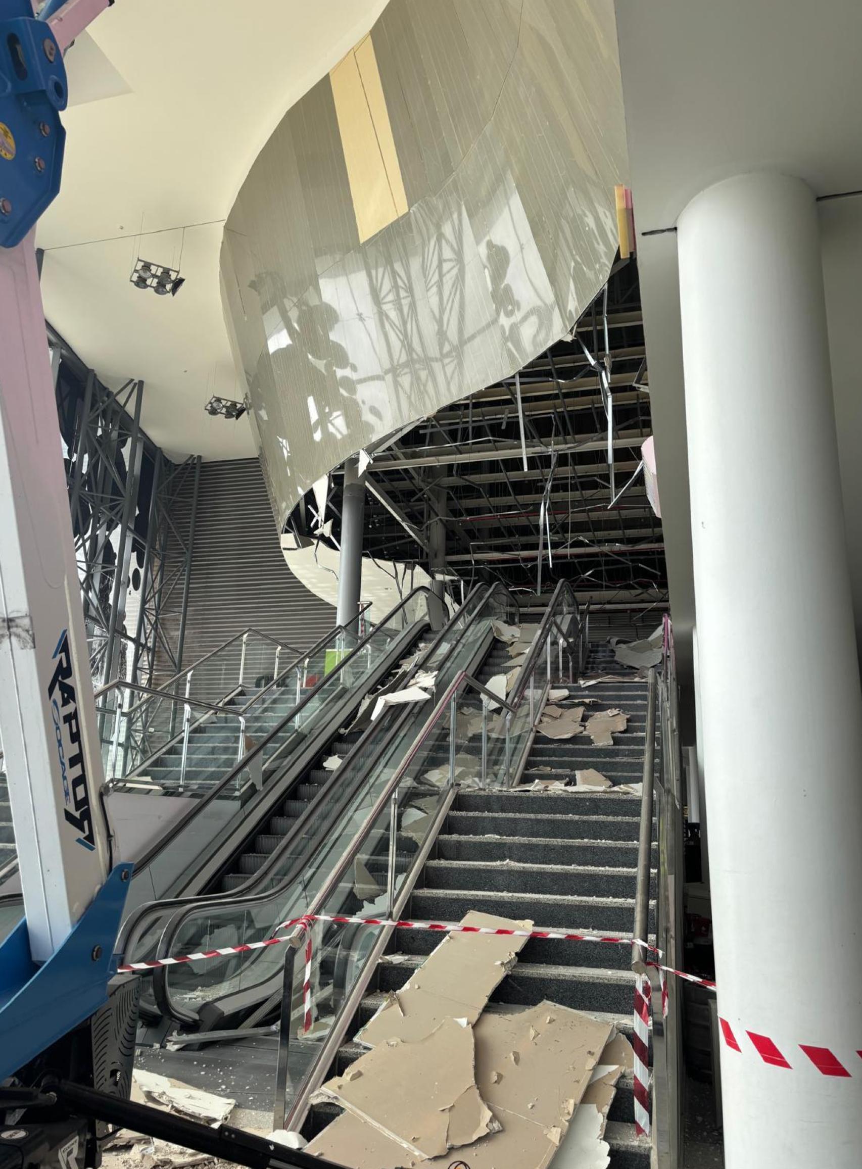 Imagen de la demolición interior de los antiguos cines y bolera del Málaga Nostrum.