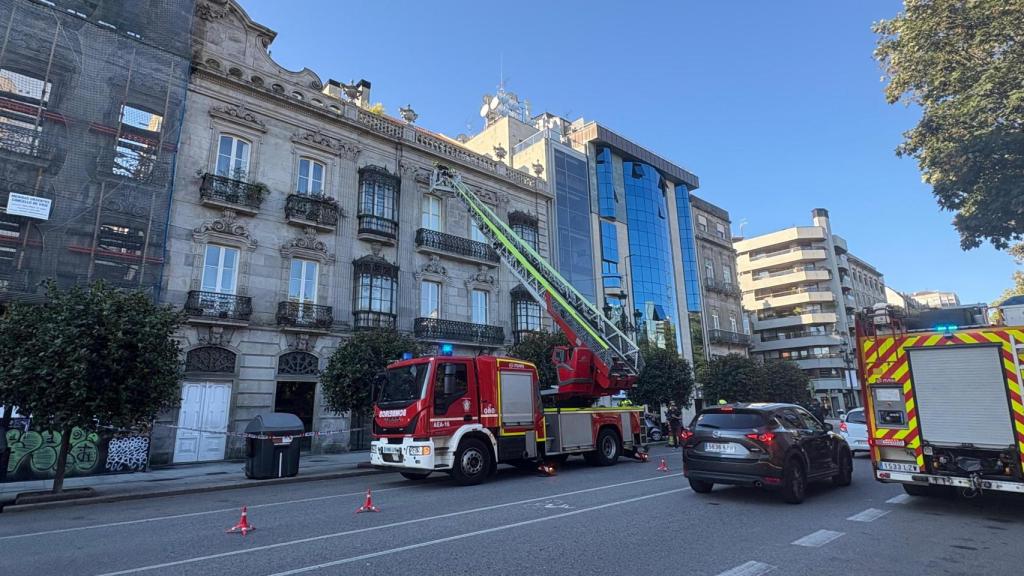 Susto en Vigo: el desprendimiento de la fachada de un edifico de Areal obliga a cortar la calle