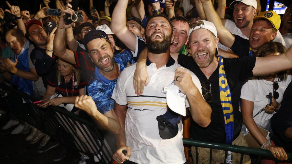 Jon Rahm y su eufórica celebración con aficionados tras ganar la Ryder Cup 2025