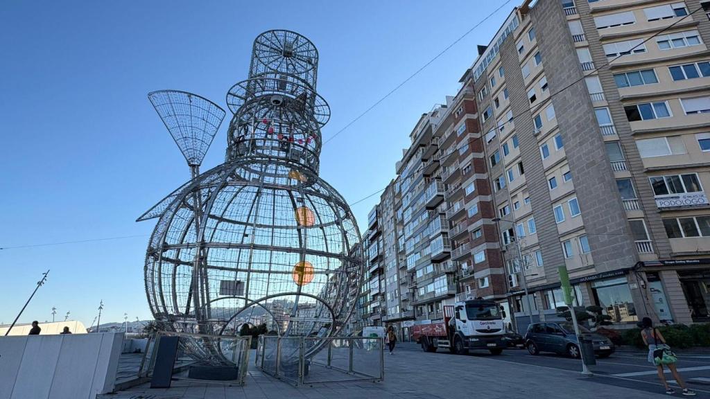 La Navidad de Vigo ya luce tres de sus principales adornos