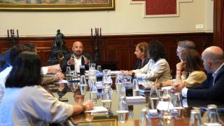 José Manuel Lage, en el centro, en la última reunión con los sectores de hospedaje de la ciudad.