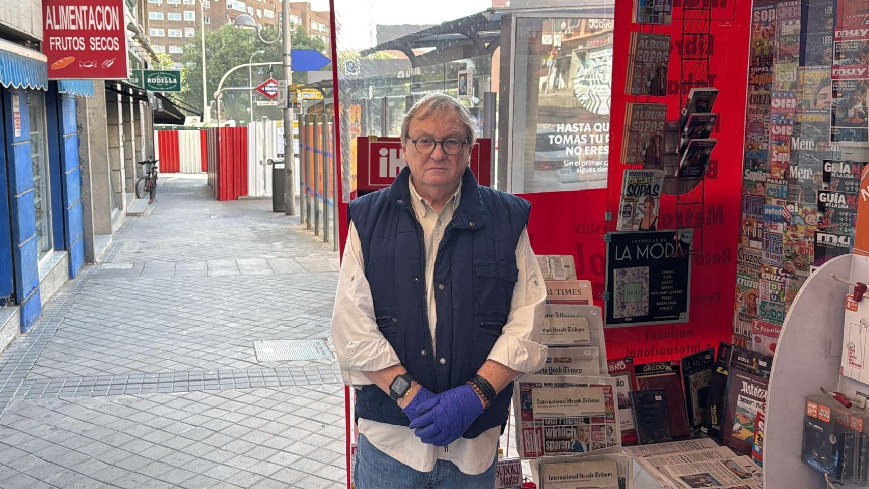 Simón, el quiosquero con las obras de Conde de Casal al fondo, este lunes.