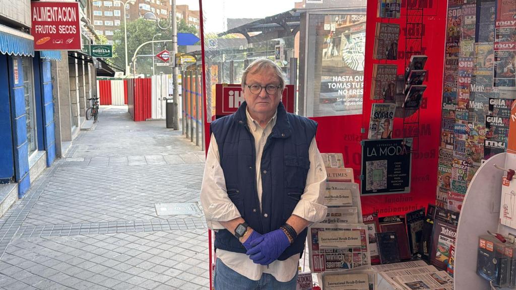 Simón, el quiosquero con las obras de Conde de Casal al fondo.