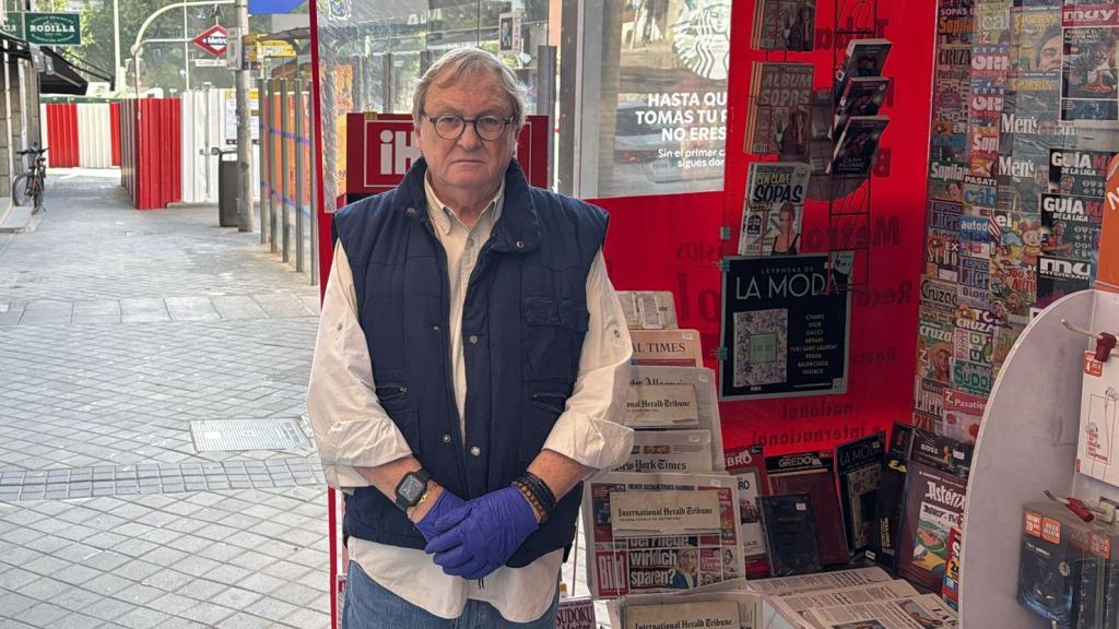 Simón, el quiosquero con las obras de Conde de Casal al fondo.