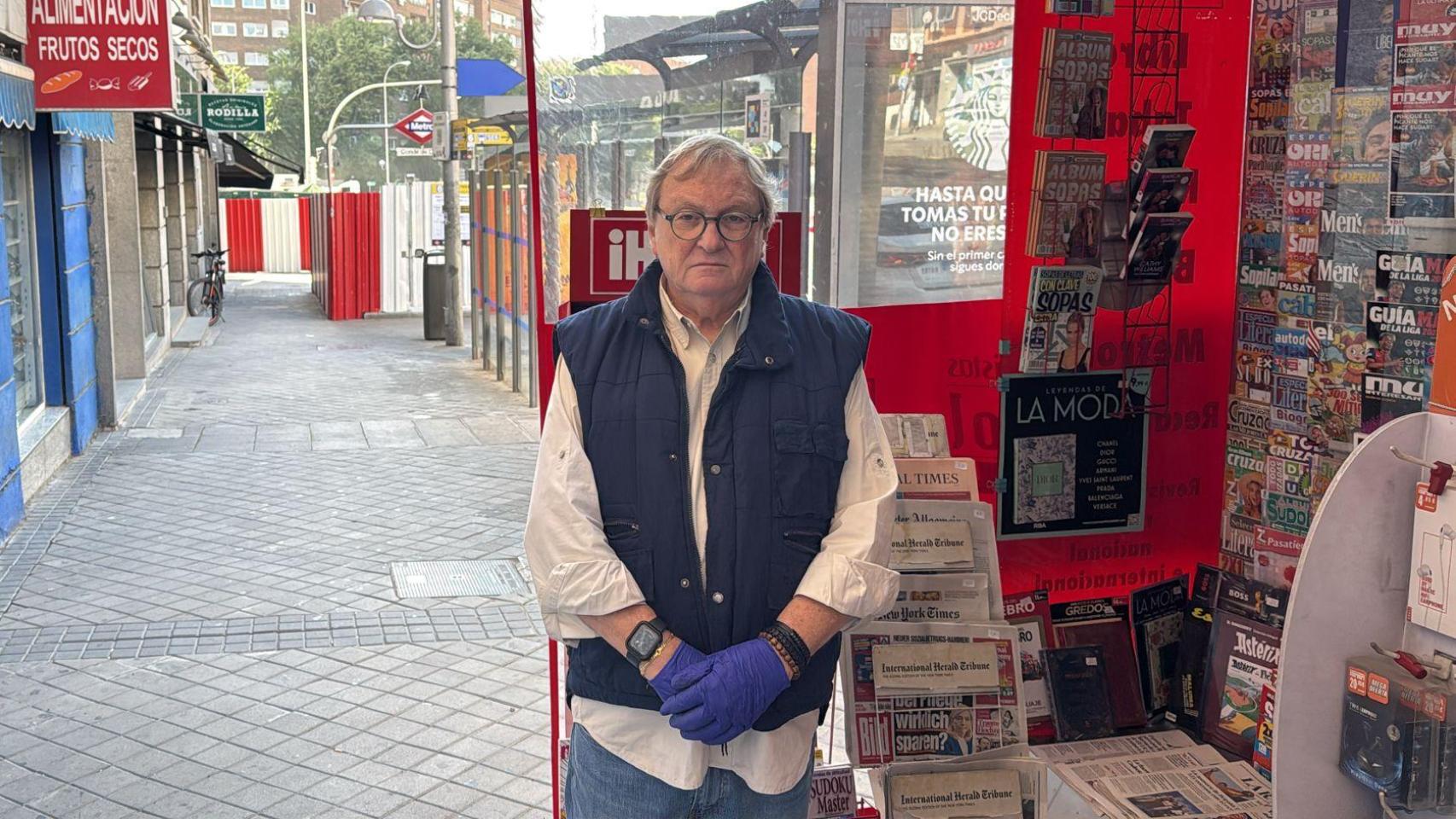 Simón, el quiosquero con las obras de Conde de Casal al fondo.