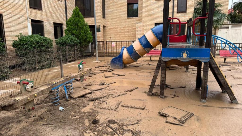 Un parque infantil en María de Huerva (Zaragoza), tras la tormenta.