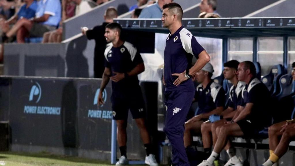 El entrenador en el banquillo, en uno de los partidos de la temporada.