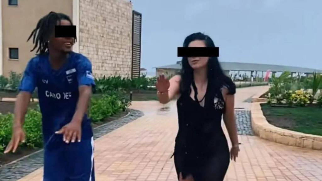 El dinero regresa, pero nunca volverás a tener 29 años bailando en la lluvia con un local en Cabo Verde, cuenta esta mujer en redes sociales.