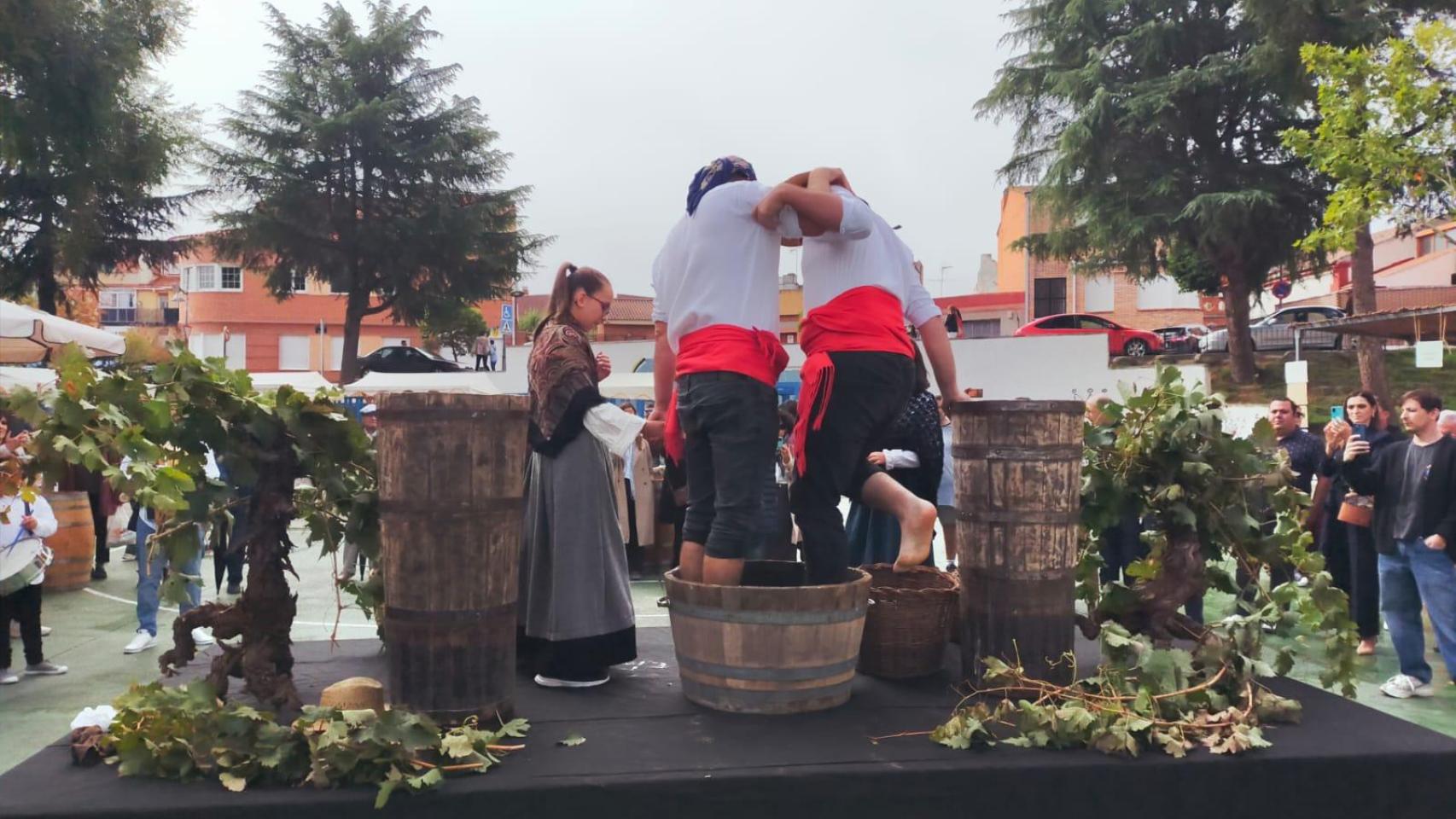 Imagen del pisado de la uva durante la Fiesta de la Vendimia de Boecillo.