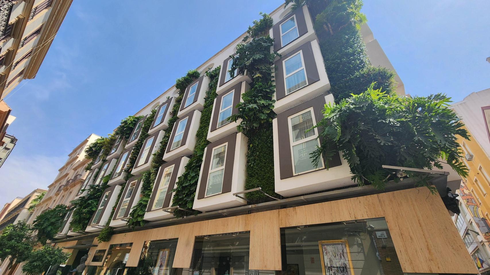 Vista del jardín vertical de este hotel en Málaga.