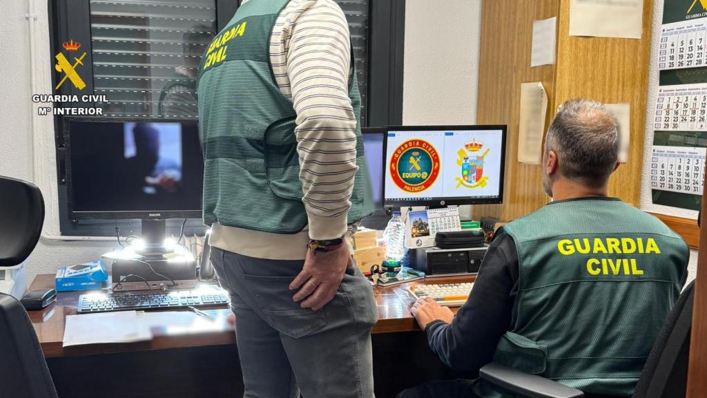 Dos agentes de la Guardia Civil