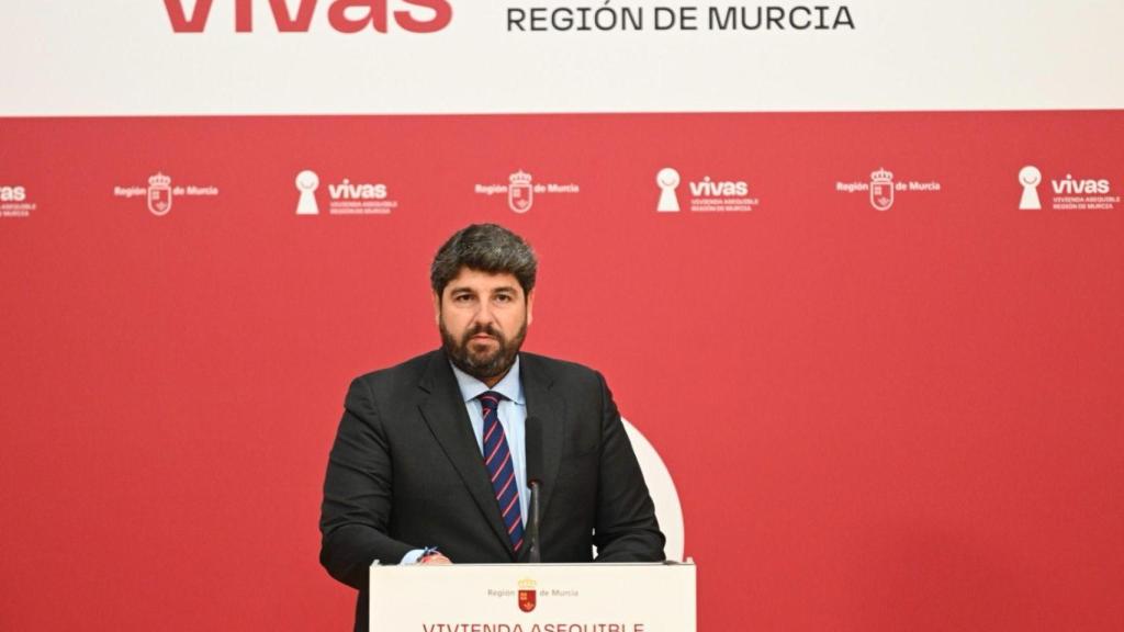 Fernando López Miras, este lunes, presentando el decreto de vivienda en el Palacio de San Esteban  en Murcia.