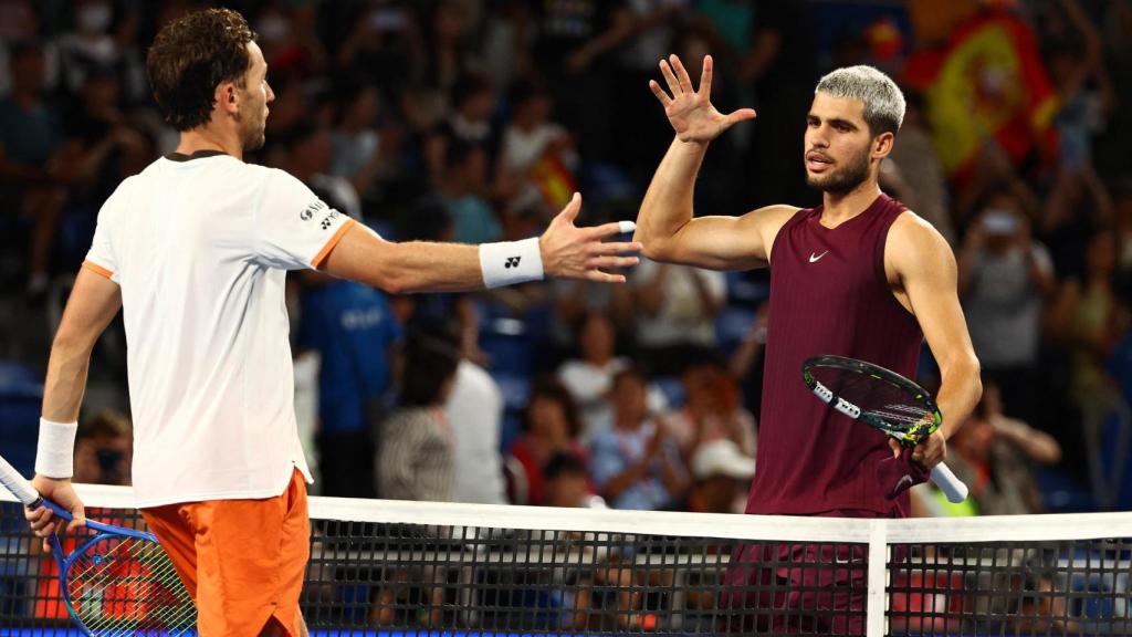 Alcaraz saluda a Ruud tras ganarle en el ATP 500 de Tokio.