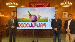 De izquierda a derecha: Cipriano García, director general de Caja Rural de Zamora, El presidente de la Diputación de Zamora, Javier Faúndez Domínguez, acompañado por José Ruíz Rodríguez, diputado de Cultura.