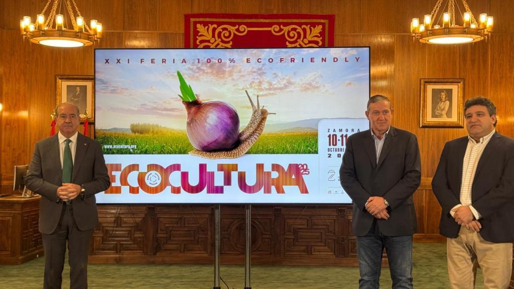 De izquierda a derecha: Cipriano García, director general de Caja Rural de Zamora, El presidente de la Diputación de Zamora, Javier Faúndez Domínguez, acompañado por José Ruíz Rodríguez, diputado de Cultura.