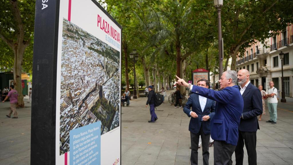 Imagen del alcalde de Sevilla en la presentación de la exposición Plaza Nueva, centro de todo.