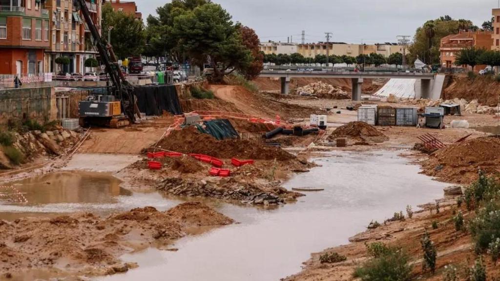 El barranco de La Saleta en Aldaia (Valencia) se desborda de madrugada por las fuertes lluvias.