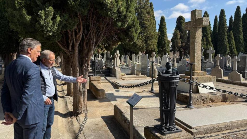 El alcalde de Salamanca, Carlos García Carbayo, presenta el nuevo programa de visitas guiadas por el cementerio