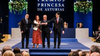 El secretario general de la OEI, Mariano Jabonero, junto a su equipo durante la entrega de los Princesa de Asturias.