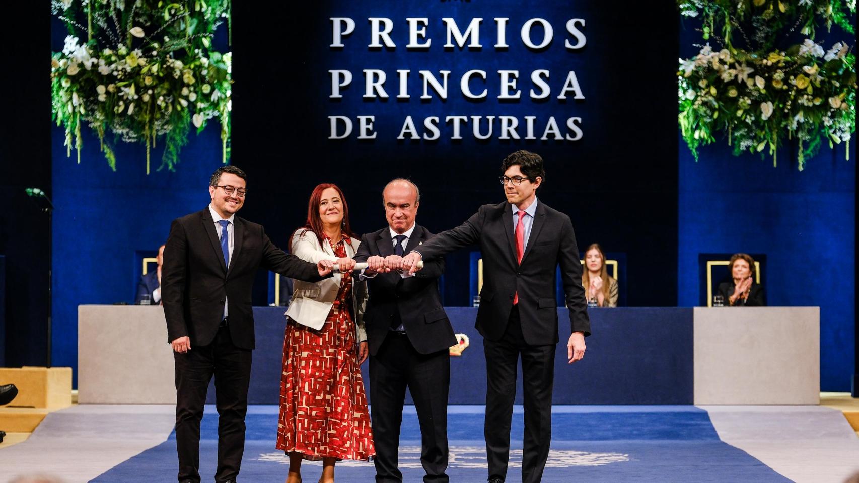 El secretario general de la OEI, Mariano Jabonero, junto a su equipo durante la entrega de los Princesa de Asturias.