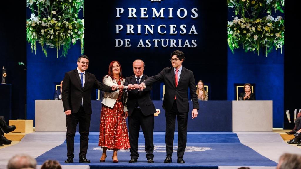 El secretario general de la OEI, Mariano Jabonero, junto a su equipo durante la entrega de los Princesa de Asturias.