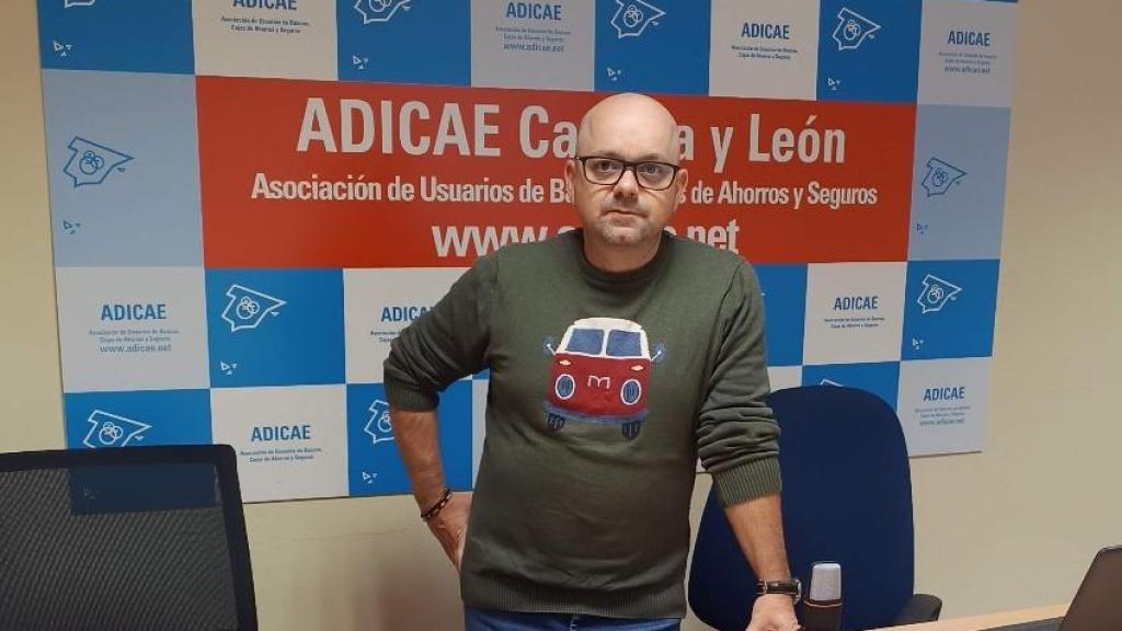 Alejandro Cano, coordinador de ADICAE en Castilla y León, posa en la sede de Valladolid