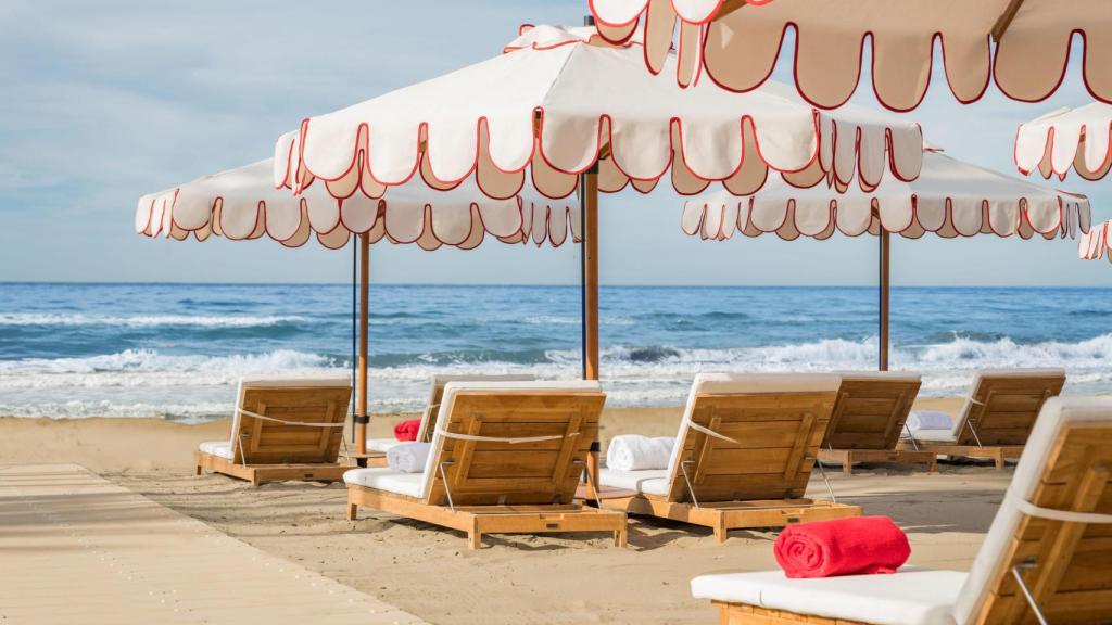 Las hamacas y las sombrillas de Amú Beach Club en Marbella.