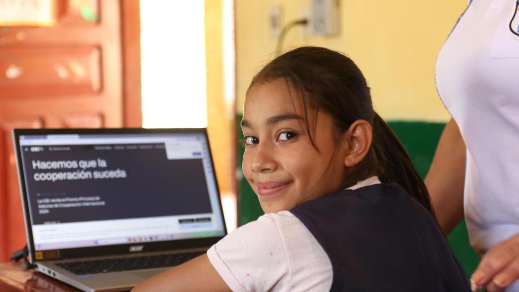 Dotación de ordenadores al Colegio Santa Elena (Paraguay).