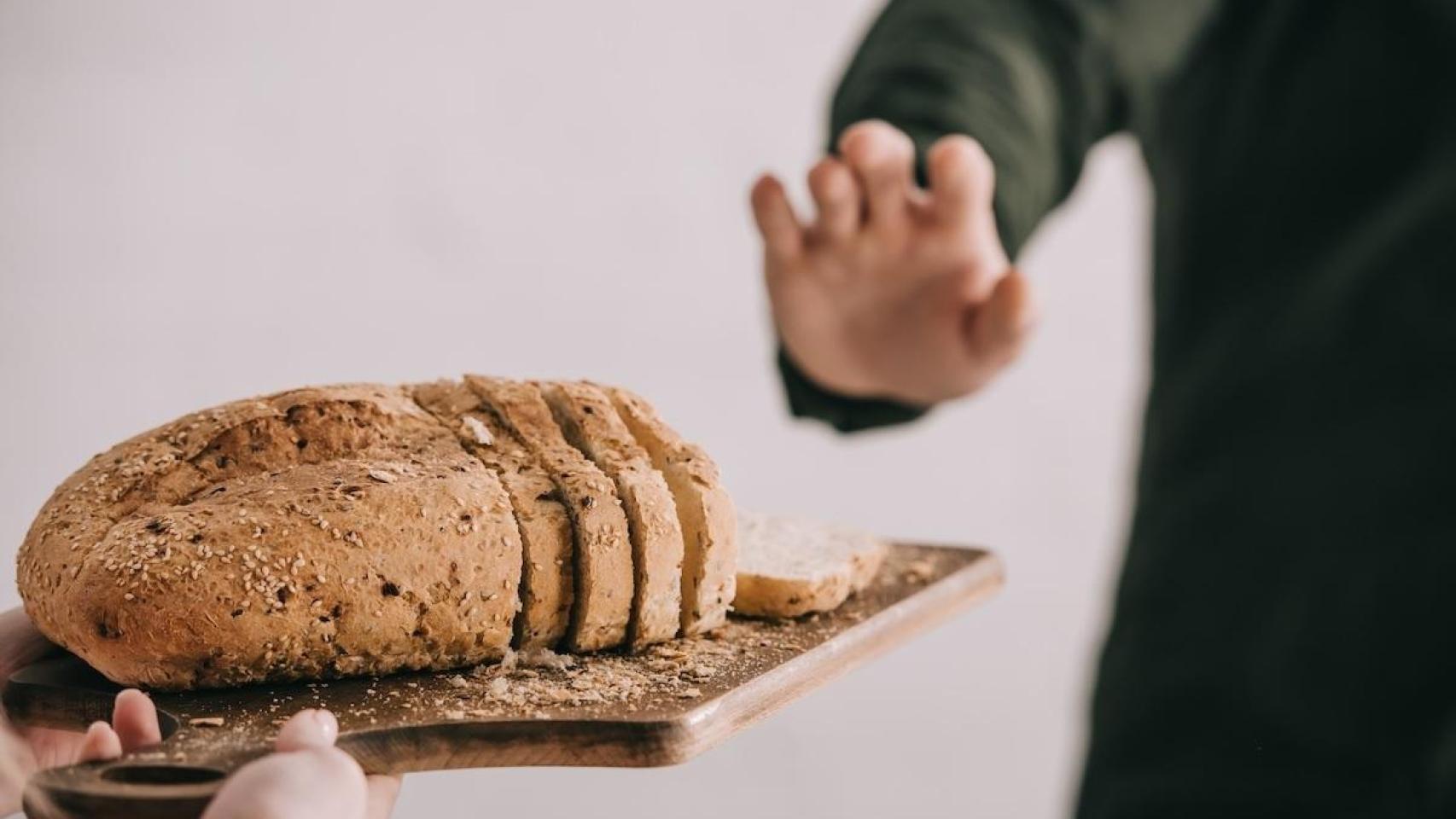 Un celiaco rechaza pan por contener gluten.