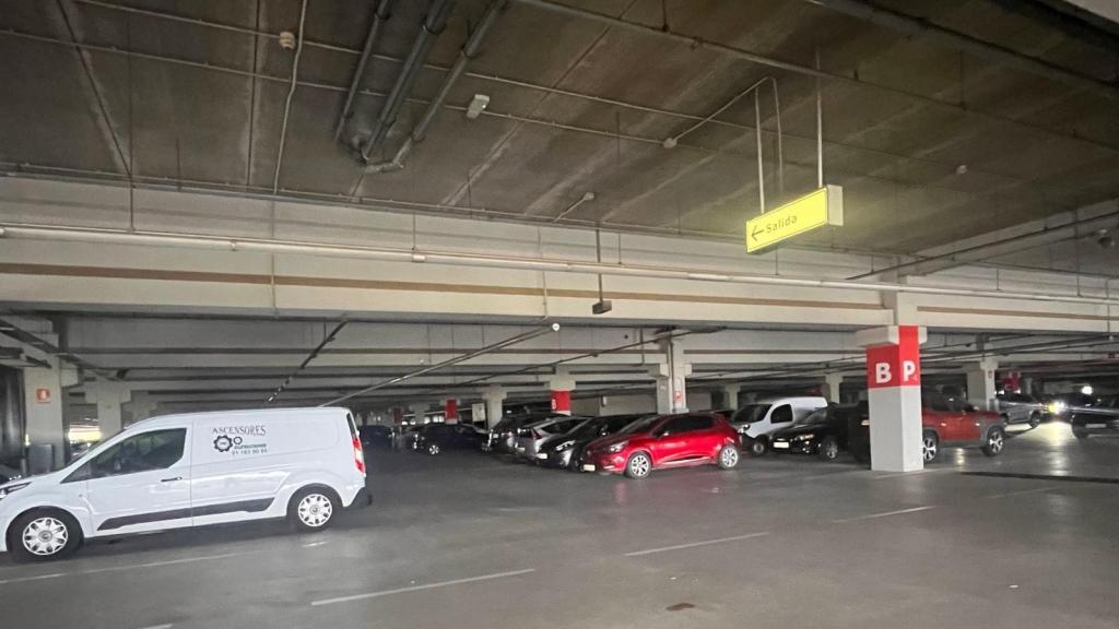 Coches estacionados en el aparcamiento de altura de Ikea Alfafar durante la alerta roja por lluvias. Ikea Alfafar