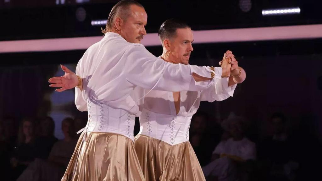 Mikko Silvennoinen y su bailarín Matti Puro en 'Tanssii Tähtien Kanssa'.