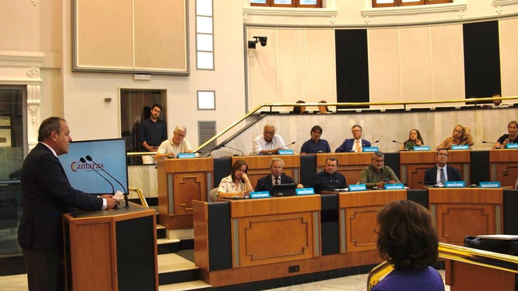 Carlos Baño, presentando el informe en la Diputación de Alicante.