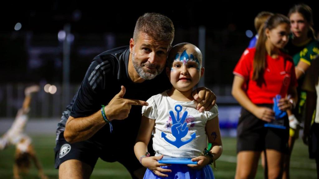 Fito, con Victoria Esperanza y el trofeo que lleva su nombre.