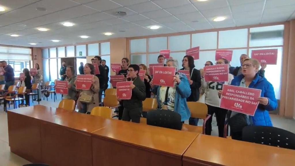 Imagen de las protestas de trabajadoras del SAF y sindicatos en el Pleno de Vigo