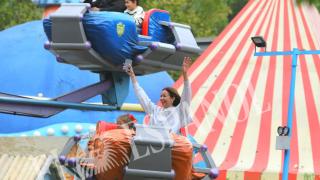 Dafne Fernández, en el Parque de Atracciones de Madrid junto a su hija Álex, el 28 de septiembre de 2025.