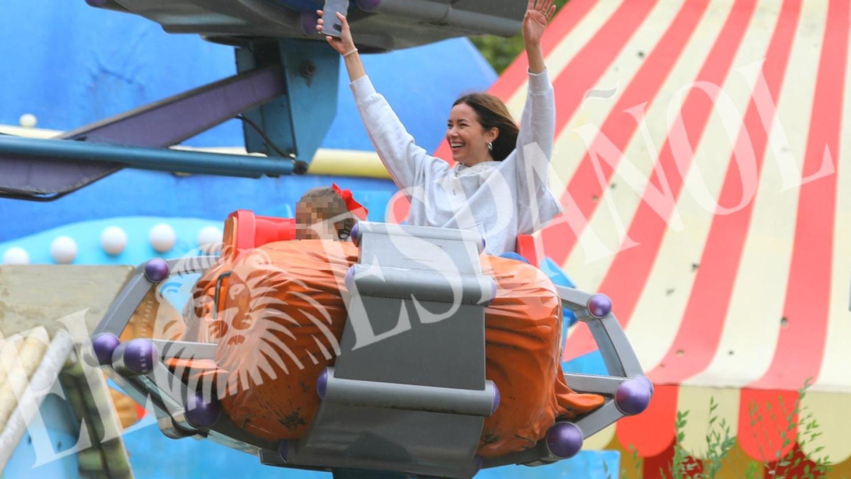 Dafne Fernández, en el Parque de Atracciones de Madrid junto a su hija Álex, el 28 de septiembre de 2025.