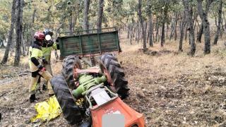 El estado del tractor tras volcar en Navalacruz