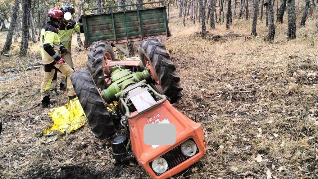 El estado del tractor tras volcar en Navalacruz