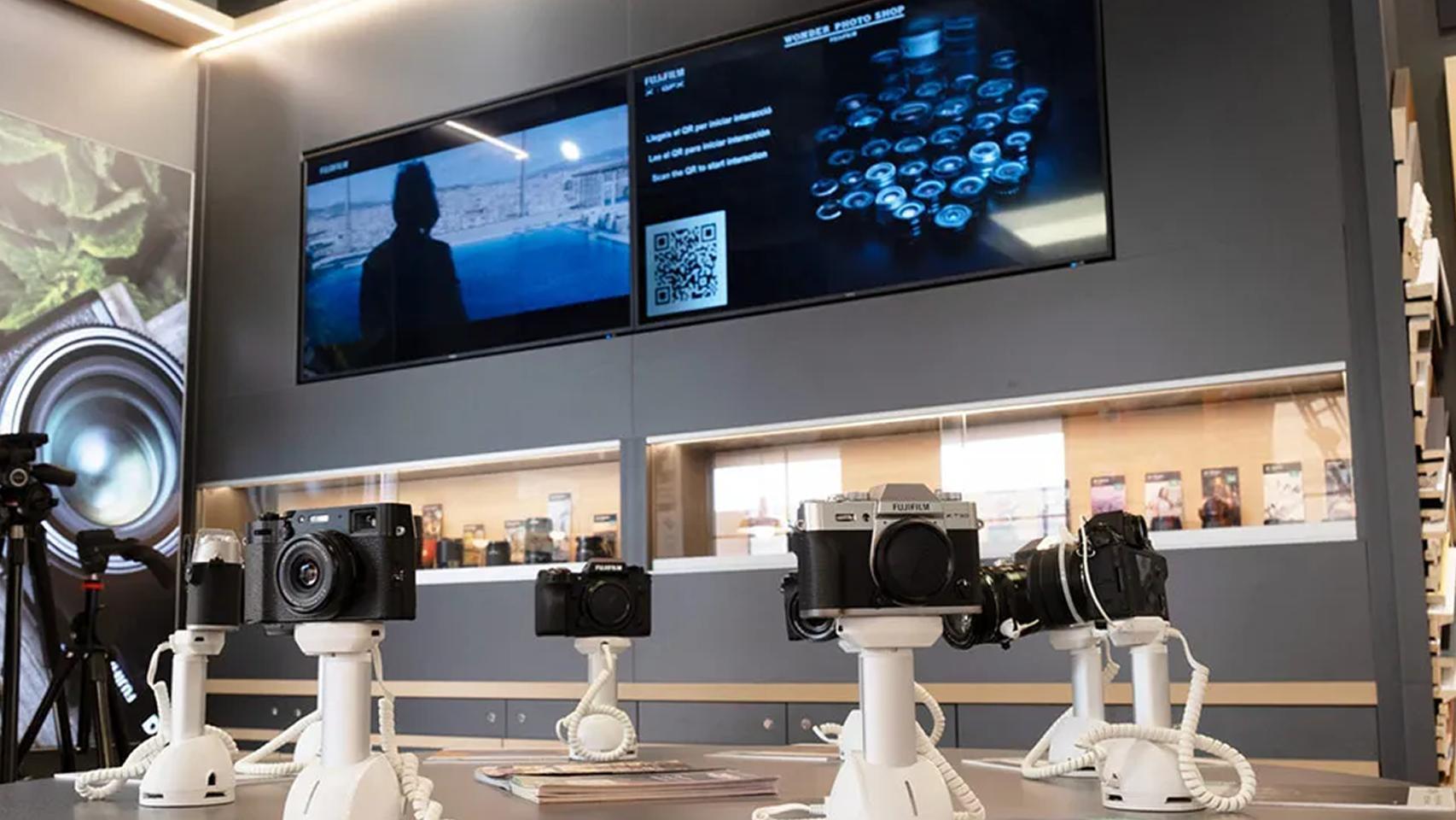 Un detalle del expositor de cámaras de la 'Wonder Photo Shop' de Barcelona, la tienda de Fujifilm que se transformará en la nueva 'House of Photography'