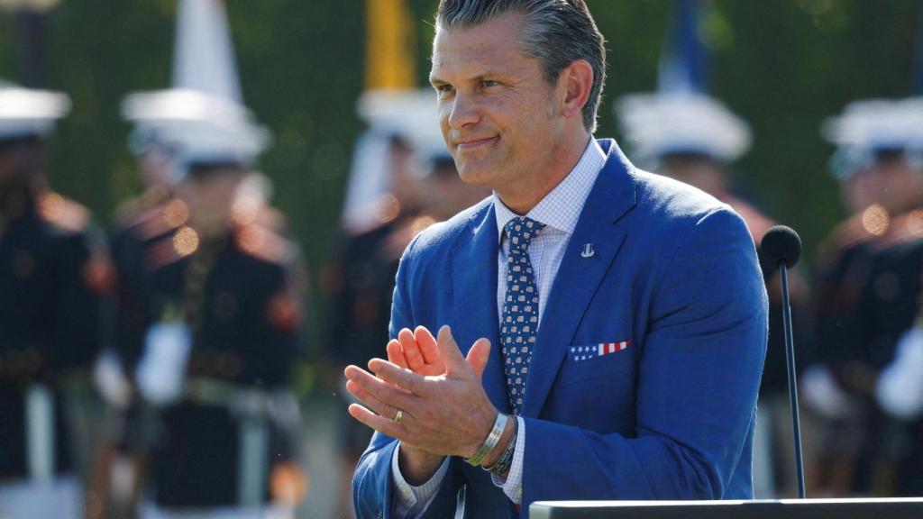El secretario de Defensa de Estados Unidos, Pete Hegseth, organiza una ceremonia en honor a los prisioneros de guerra en Washington.