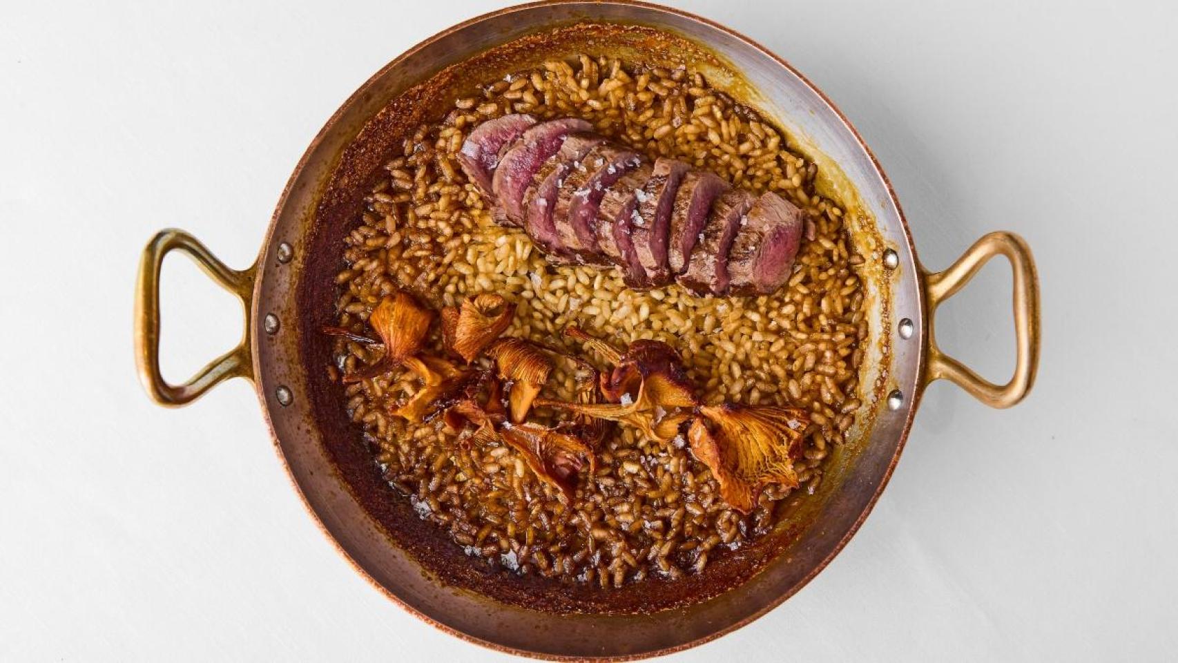Arroz Maratelli Cálial de monte con solomillo de ciervo café París y setas de temporada.