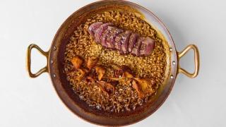 Arroz Maratelli Cálial de monte con solomillo de ciervo café París y setas de temporada.