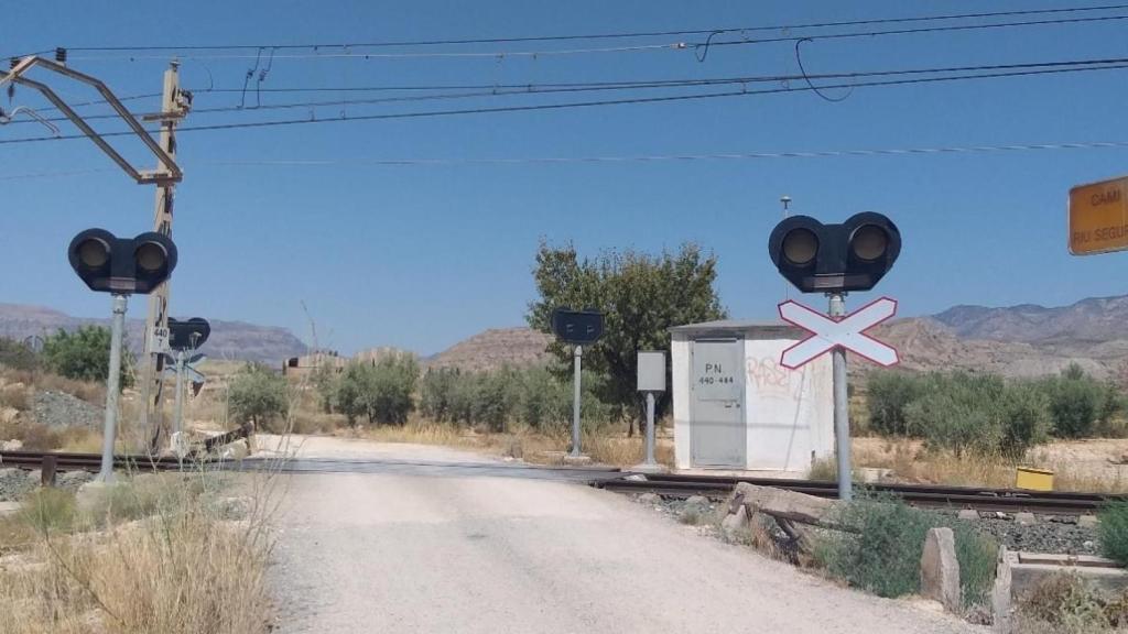 Paso a nivel entre Agost y Alicante que se va a surimir.