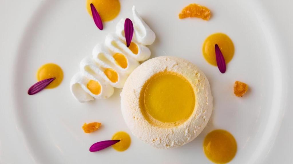 Semifrío de coco, yogur Val del Cinca con curry verde y mandarina en texturas.