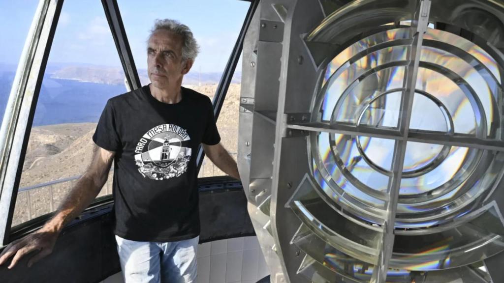 Mario prepara un libro sobre el faro de Alborán mientras sigue ampliando su museo.