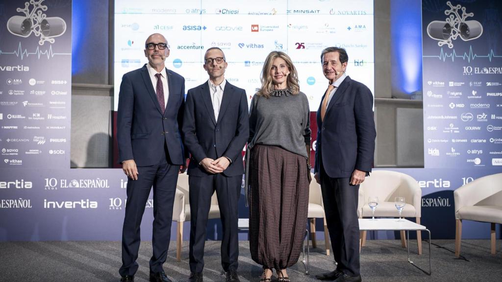 Manuel Anxo Blanco, director ejecutivo de Relaciones Institucionales de Organon, José Andrés Gómez, jefe de la sección Ciencia y Salud en EL ESPAÑOL, Eva Ortega, paciente y miembro de la Asociación Española de Pacientes de Migraña y Cefaleas (AEMICE) y José Miguel Láinez, presidente de la Fundación Española de Cefaleas.